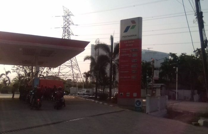 Pom bensin Pertamina di jalan raya Kembangan Jakbar juga masih menjual bensin jenis Premium.