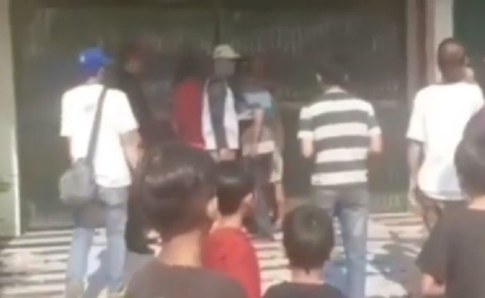 Warga berkerumun kepung dua debt collector di Menteng, Jakarta.