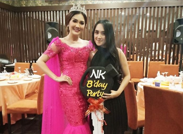 Pedangdut Nella Kharisma baru saja merayakan pesta hari ulang tahunnya ke-25 sambil bagi-bagi sepeda motor.