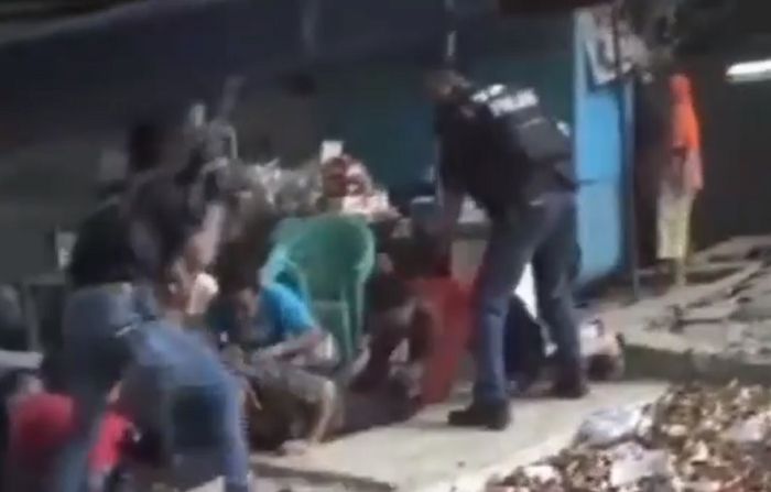 Polres Metro Jakarta Barat menangkap 11 penagih utang (debt collector) bersenjata tajam dan api yang kerap resahkan warga di wilayah Jelambar, Jakarta Barat.