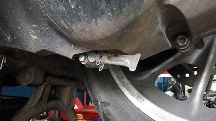 Cabut slang buntu di bawah CVT untuk membuang air yang masuk