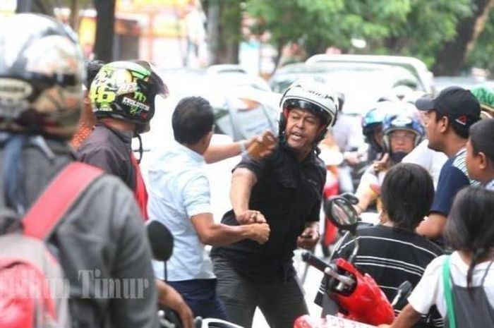 Ilustrasi debt collector merampas motor kredit.