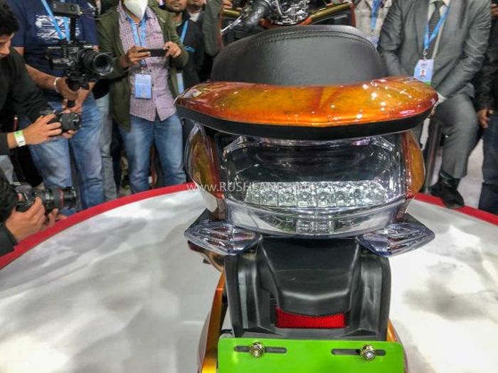 Lampu depan dan belakang motor listrik Okinawa Cruiser sudah LED.