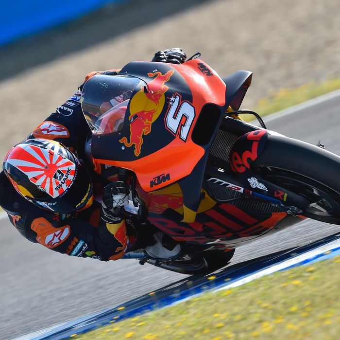 Johann Zarco di atas motor MotoGP KTM RC16 saat berstatus pembalap tim MotoGP pabrikan pada 2019