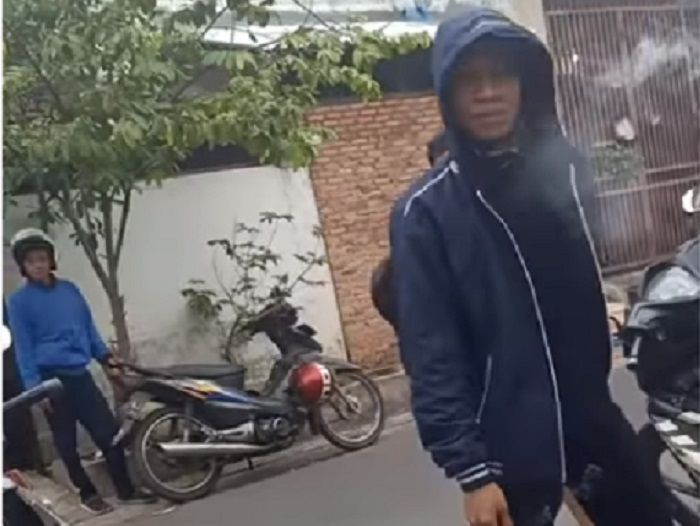 Tukang ojek bergaya preman lakukan pemalakan ke penumpang.