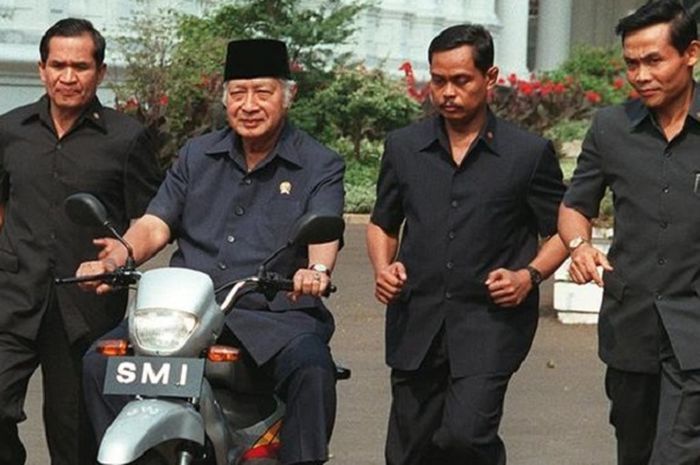 Foto aslinya, mantan Presiden Soeharto mencoba motor nasional SMI Expressa