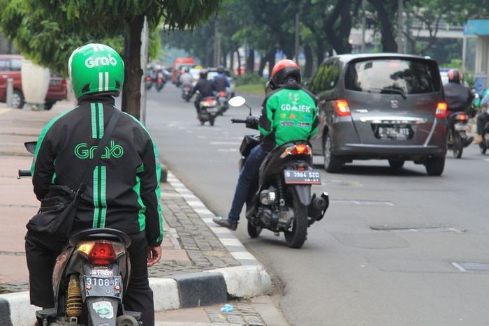 Ilustrasi Gojek dan Grab