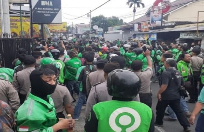 Para driver ojek online mendatangki kantor leasing BMA.