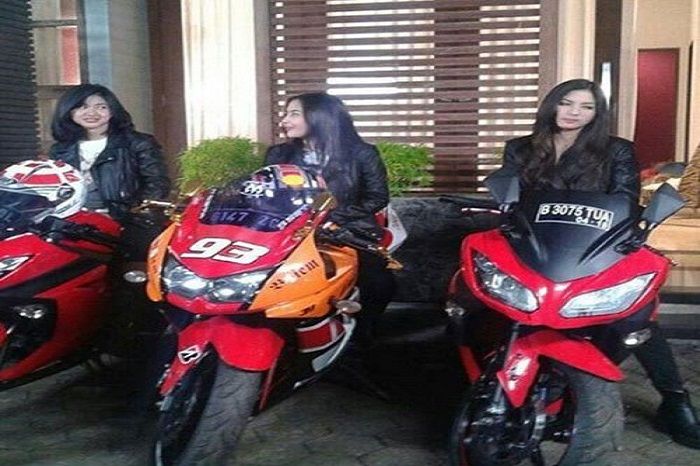 Dalam ceritanya, Raya Kitty (tengah) kerap menggeber Kawasaki Ninja 250.