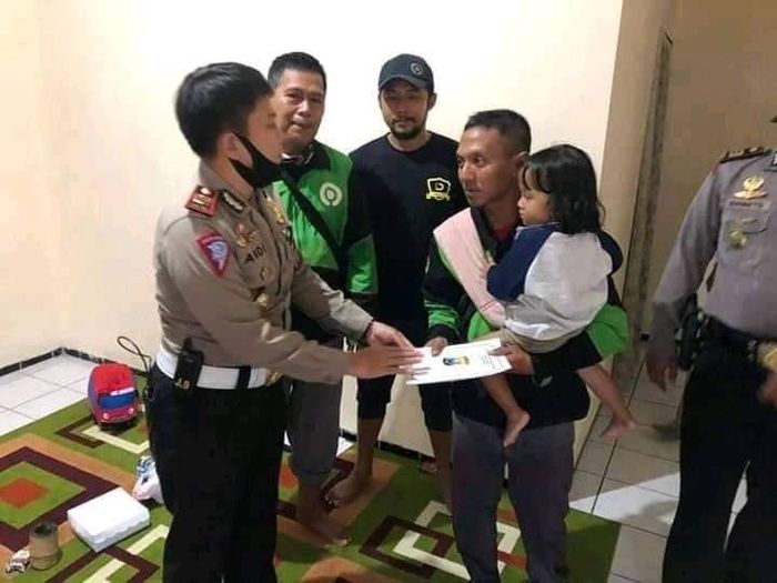 Driver ojol dapat santunan dari Kapolres Jember.