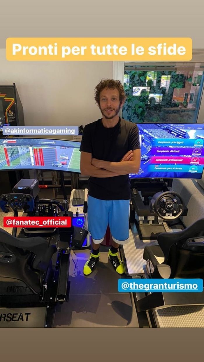 Postingan IG Story Valentino Rossi menunjukkan 2 unit simulator gim balap mobil satu produk Fanatec (kiri) dan Granturismo (kanan)