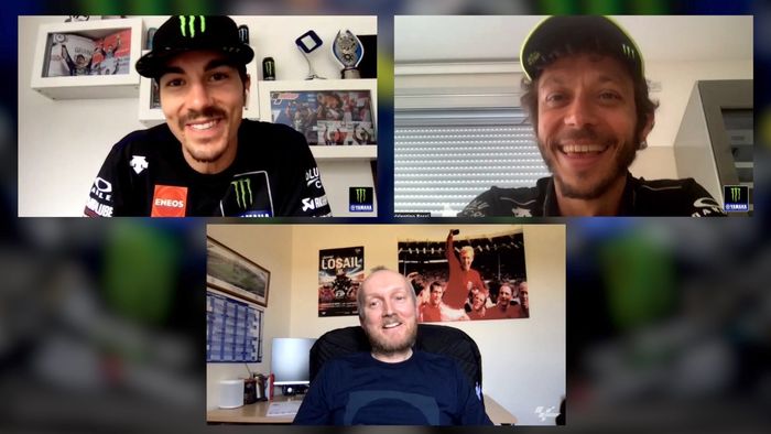 Interview secara online pembalap tim Monster Energy Yamaha MotoGP, Maverick Vinales (kiri atas) dan Valentino Rossi (kanan atas) dipandu komentator MotoGP, Matthew Birt (bawah).