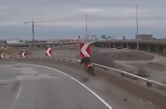 Rob Nugent via montreal.ctvnews.ca
Pemotor terjun usai menabrak barrier jalan layang