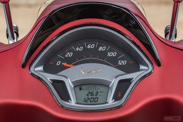 Kombinasi analog dan digital juga melengkapi panel instrumen motor baru ini.