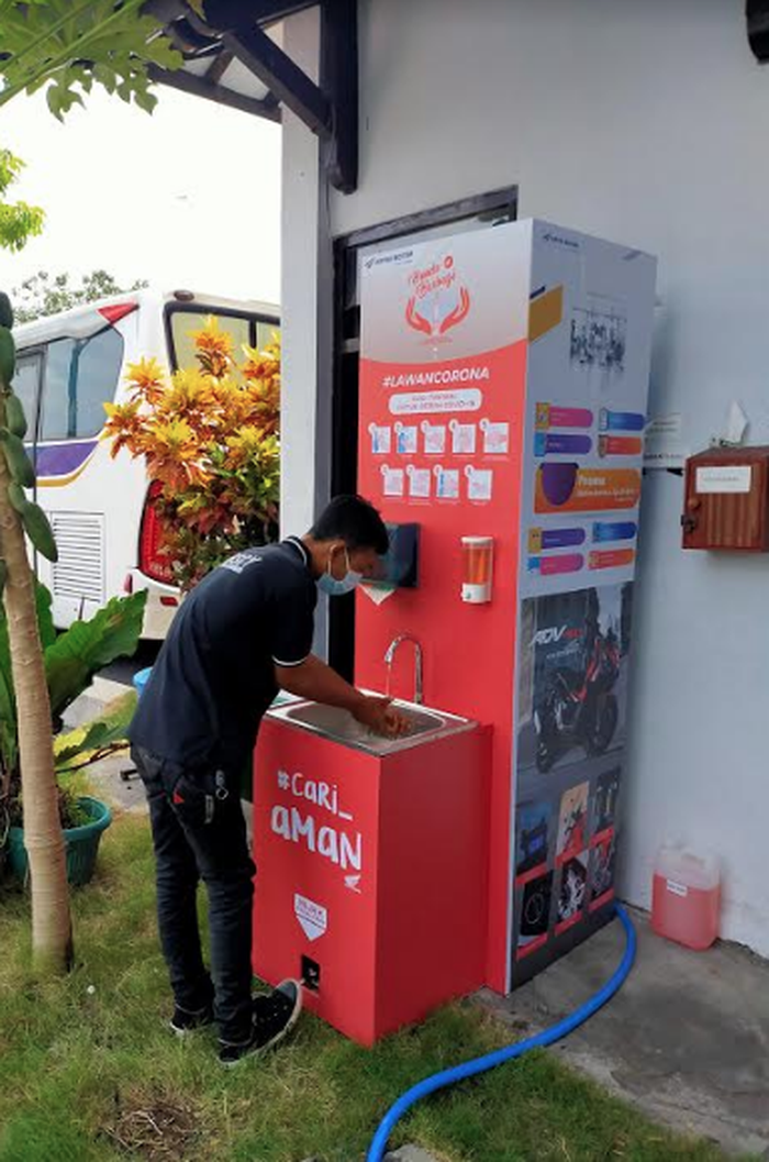Penyerahan bantuan Astra Motor Yogyakarta kepada Gugus Tugas COVID-19 di Markas Daerah Palang Merah Indonesia provinsi DIY (17/5) .