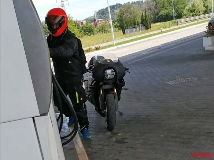 Spy shot Bimota KB4, bagian depan memakai lampu bulat besar dan fairing ala sportbike tahun 1980-an.