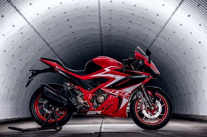 GPX Demon GR200R mengusung mesin berkapasitas 200 cc SOHC 4-tak berpendingin cairan dengan standar Euro 4.