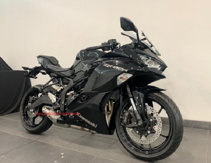 Kawasaki Ninja ZX-25R standar dijual Rp 96 jutaan.