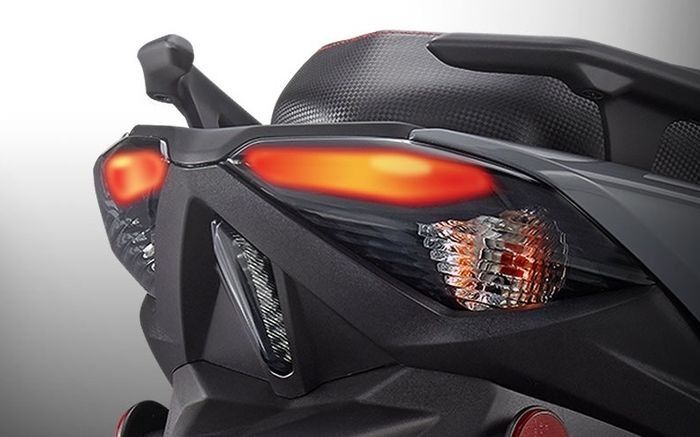Lampu belakang dua seperti XMAX