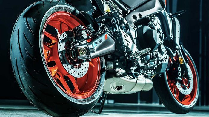 Yamaha MT-09 2021 kini memakai knalpot underbelly