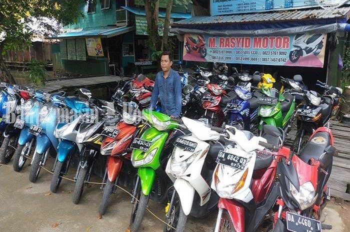 Dealer Rasyid Motor menawarkan Honda BeAT dan motor bekas lainnya.