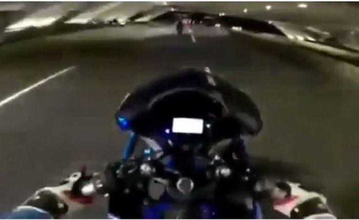 Tampak pengendara Suzuki GSX-R150 ini tidak menggunakan spion.