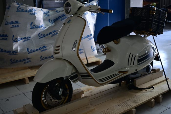 Скутер Dior x Vespa 946
