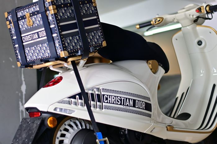 Скутер Dior x Vespa 946