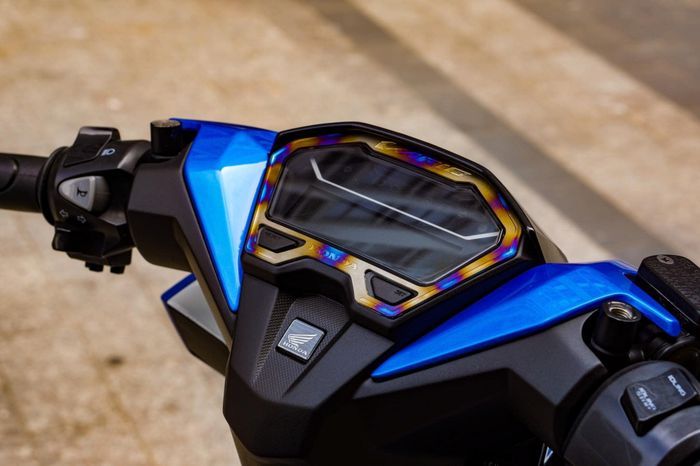 Modifikasi Honda Vario 150 Minimalis, Grafis Bodi Nyentrik Plus Kaki