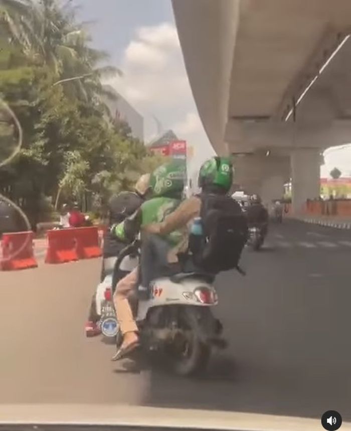 VIDEO: Viral Pengendara Vespa Tendang Motor Driver Ojol Hingga Nyaris ...