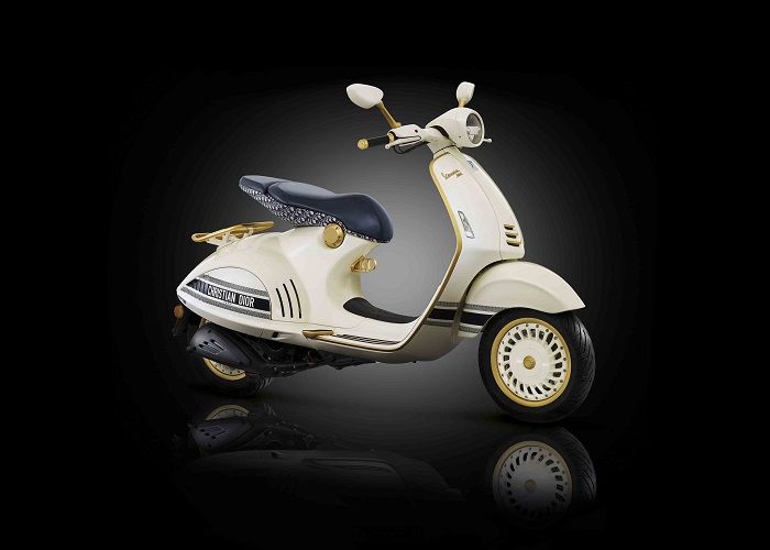 Seperti yang Dipakai Emily In Paris! Ini Vespa Dior Terbaru