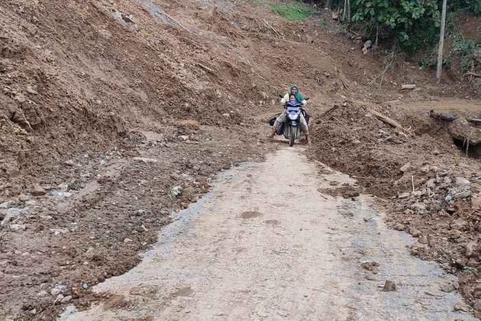 Akses Jalan Di Bukit Menoreh Kembali Dibuka Setelah Bencana Tanah ...