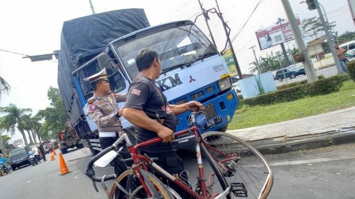 Truk Rem Blong Tabrak Dua Motor Dan Satu Sepeda Di Lampu Merah Tasik ...