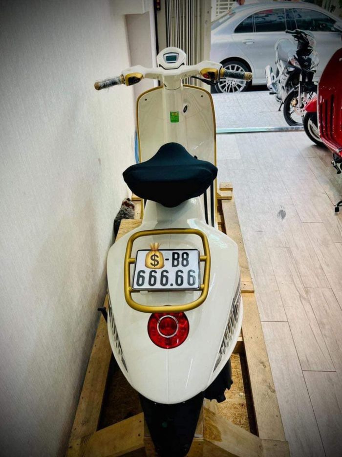 Скутер Dior x Vespa 946