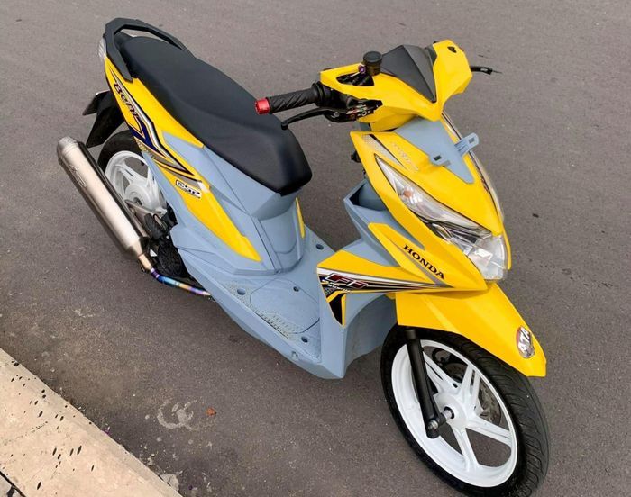 Berani Nyentrik Modifikasi Motor Honda BeAT Warna Kontras Tambah