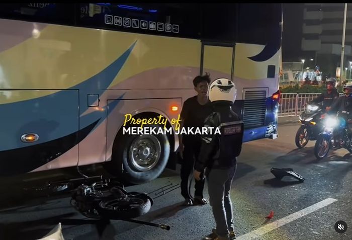 Pengendara motor custom bergaya chopper ini hampir terlindas bus.