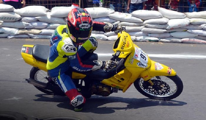 Balap road race Suzuki Tornado.