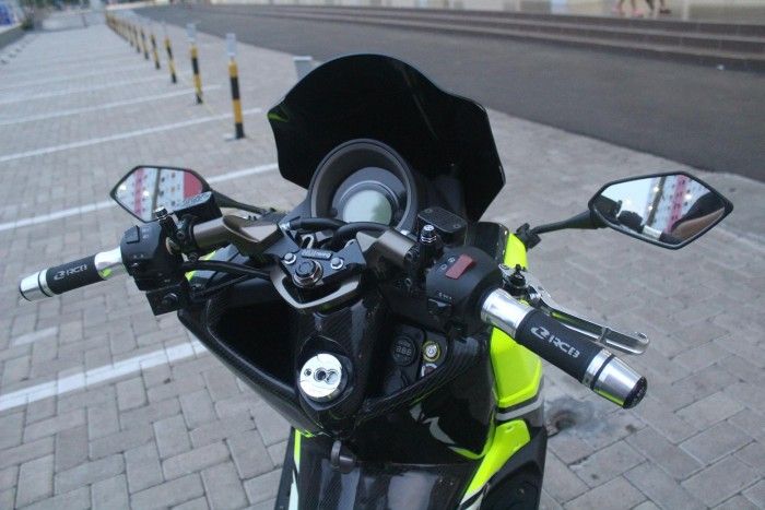 YAMAHA NMAX 2017 Gaya Nyeleneh Tukang Helm Arai - MotorPlus-Online.com