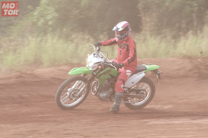 Begini Rasanya Menggeber Kawasaki KLX  230 Cocok  Buat  Naik 