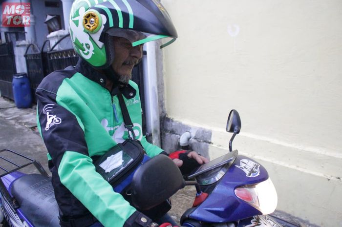 Seorang driver ojek online yang menunggu orderan 