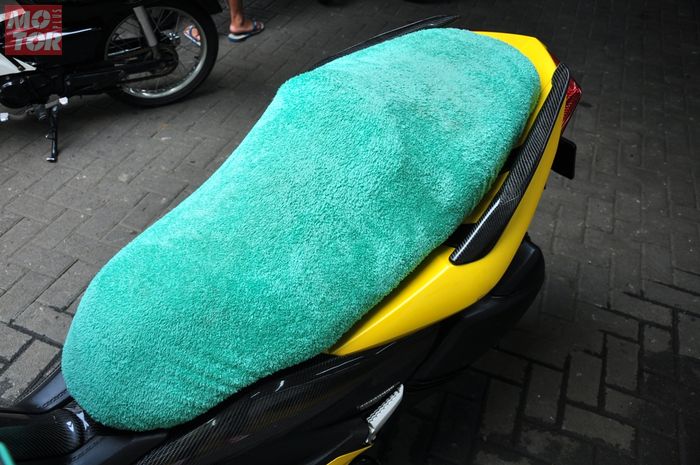 Cara Gampang Cegah Jok Motor Rusak Dicakar Kucing, Cuma Pakai Kain 