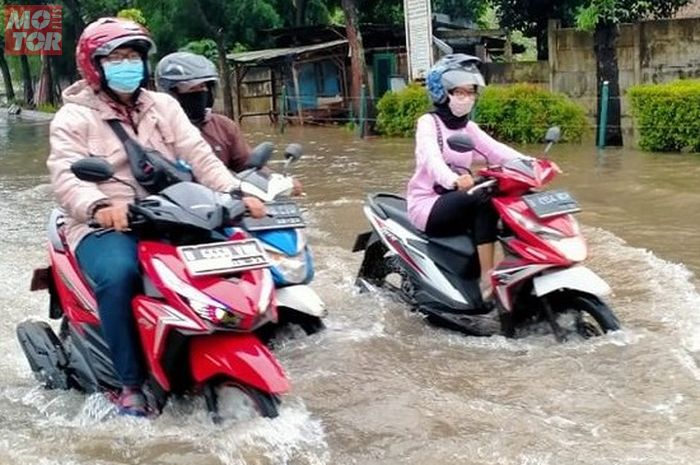 Motor Matic Habis Melibas Banjir Aki Wajib Disiram Pakai Air Panas
