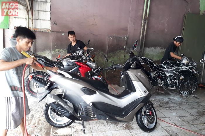 Tips Cuci Motor Kesayangan, Bahaya Sabun Cuci Bagi Cat ...