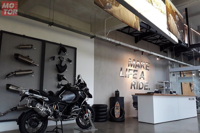 Showroom BMW Motorrad Indonesia Ada Tempat Kongkownya Juga Bro