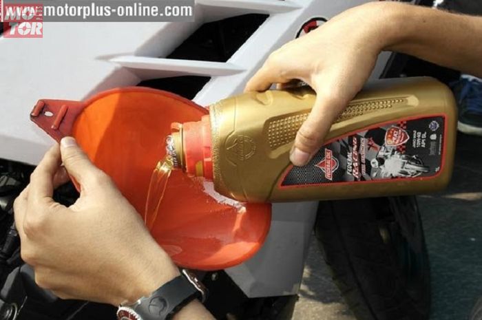 Awas Bahaya Isi Oli Motor  Kebanyakan Tenaga  Turun Sampai 