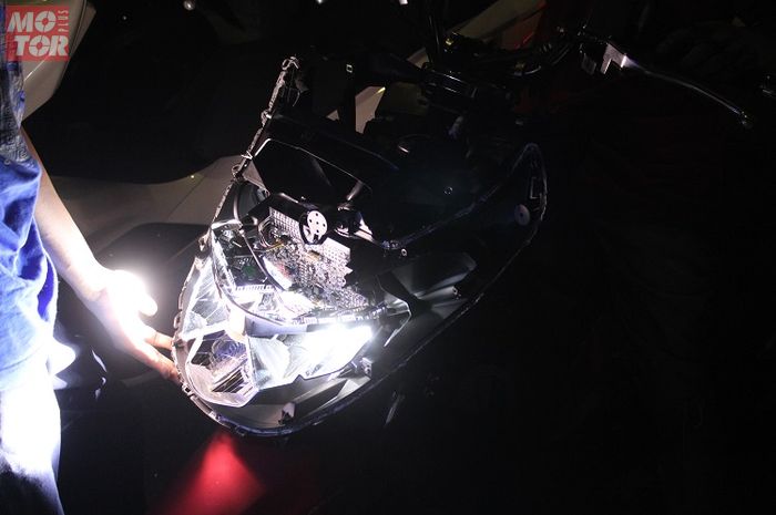 Solusi Lampu Bawaan All New Honda Pcx Kurang Terang Pasang Lampu Tiga Warna Saja Motorplus Online Com