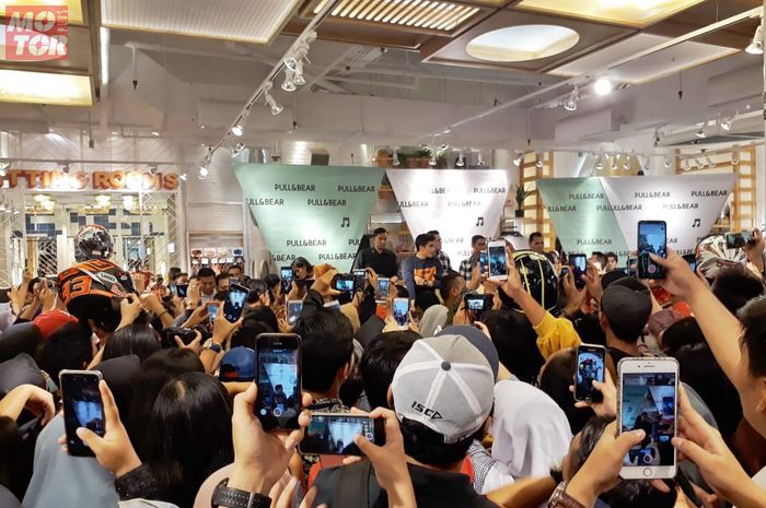 Marc Marquez Pamer Produk Sepatu Dan Sweater Keren Di Senayan Harganya Rp 300 Ribuan Motorplus Online Com