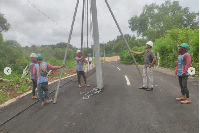 Gerak Cepet Takut Kenapa kenapa Tiang  Listrik  di Tengah 