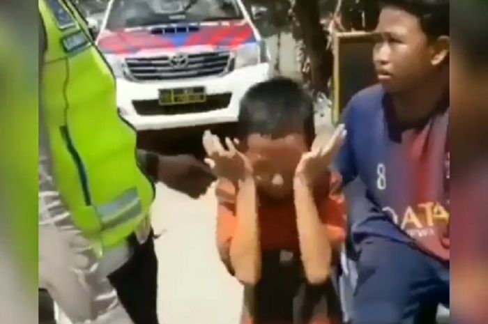 Viral! Video Anak Kecil Naik Motor Nangis Kena Tilang Polisi, Nggak ...