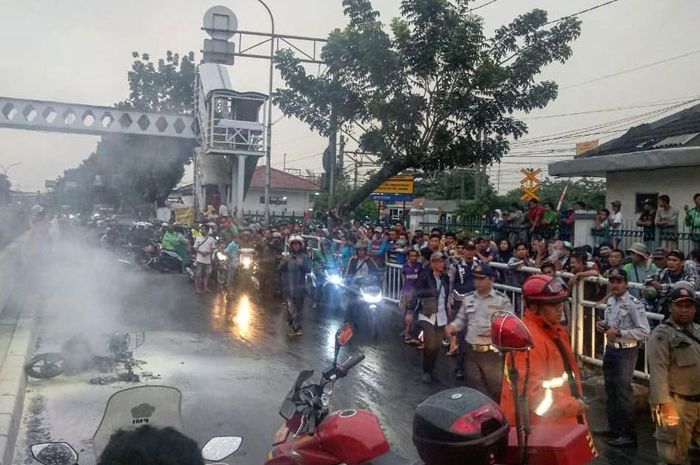 Lagi Riding Honda BeAT  Keluar  Api  Dari Mesin Terbakar 